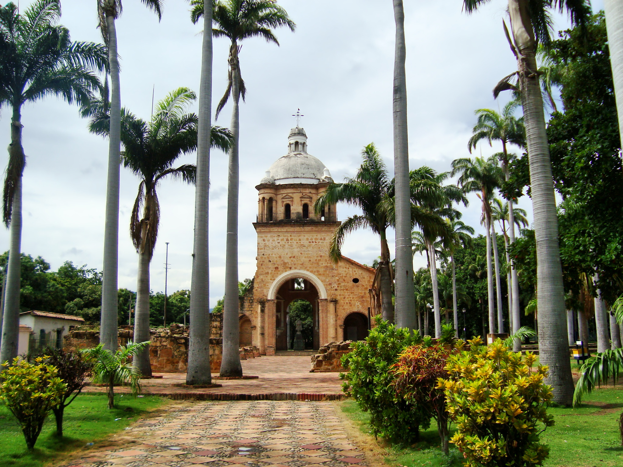 Iglesia del Rosario de Cúcuta con palmeras