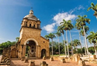Iglesia histórica con palmeras en Cúcuta