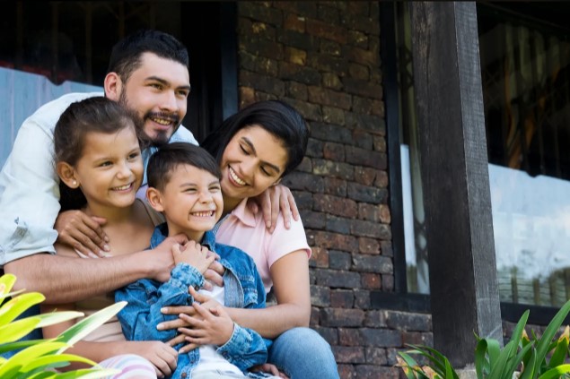 Familia feliz junta