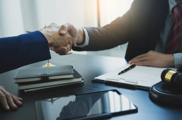Apretón de manos profesional con documentos legales