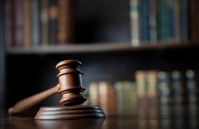 Mazo y libros de derecho